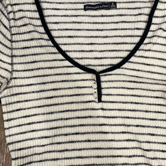 ABERCROMBIE & FITCH WOMANS HENLEY KNIT TOP - Picture 10 of 14